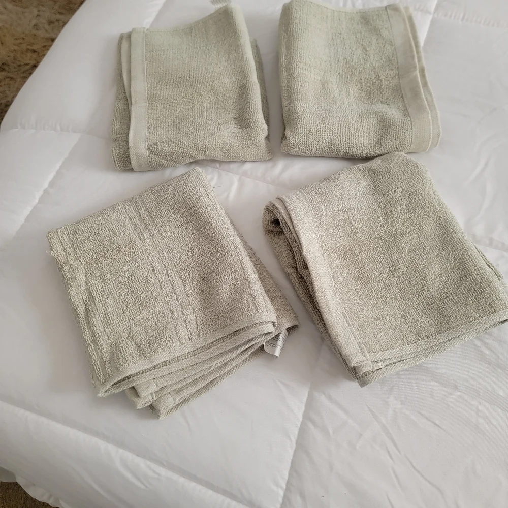 4 Debbie Mumm hand towels cotton green